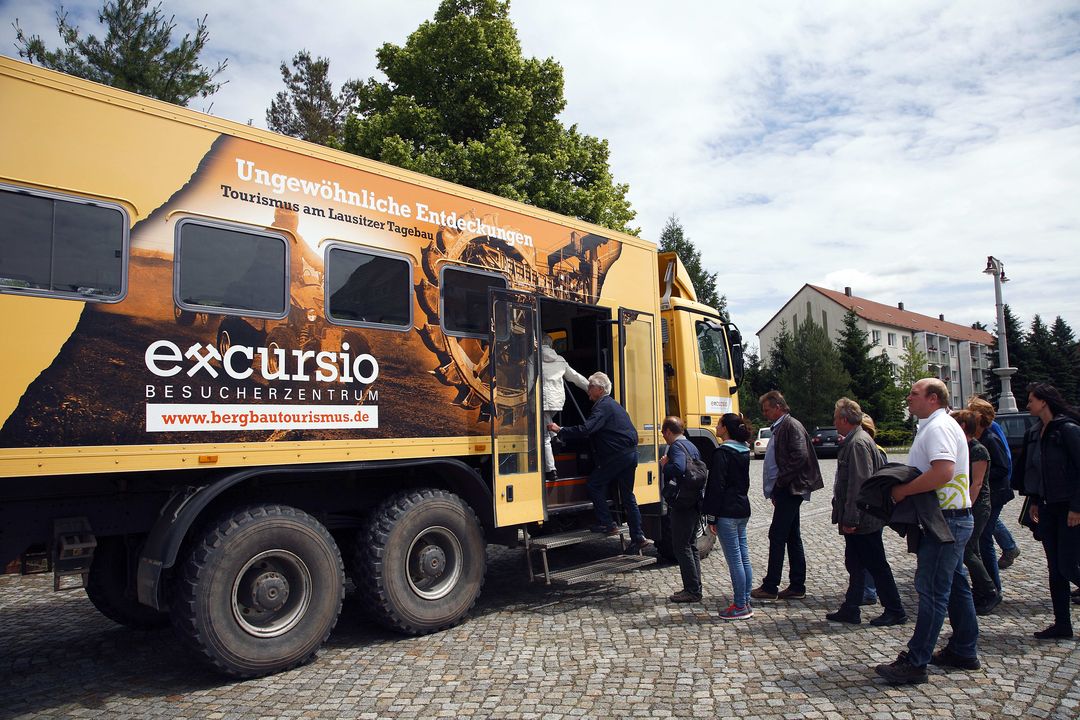 Mannschaftstransportwagen für den Tagebau, hier in Welzow-Süd
