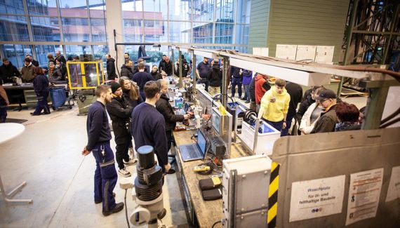 Beim Bewerbertag im Kraftwerk Boxberg konnten Interessierte am vergangenen Samstag Auszubildenden über die Schulter schauen oder sich selbst in den Werkstätten ausprobieren, Foto: LEAG  