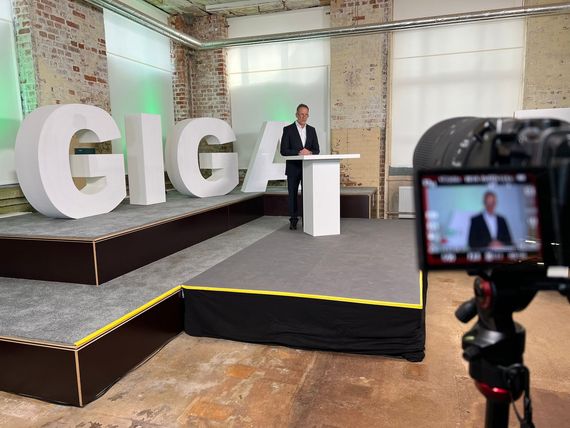 LEAG-CEO Thorsten Kramer stellt auf der Pressekonferenz am Rande des Ostdeutschen Energieforums die GigawattFactory Lausitz vor, Foto: LEAG