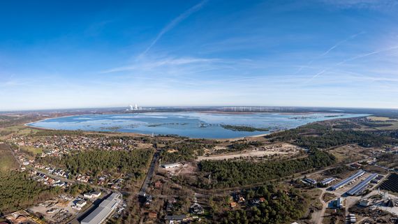 Auf dem Cottbuser Ostsee hat sich die Wasserfläche nahezu geschlossen. Die Aufnahme mit dem Merzdorfer Aussichtsturm im Vordergrund entstand am 29. Januar 24, Foto: LEAG/Norman Gäbler