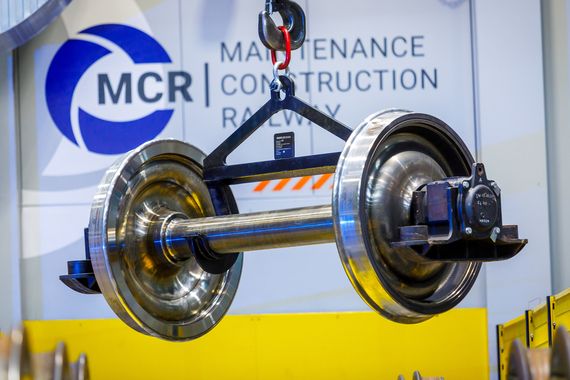 Ein Schienenfahrzeug-Radsatz wird im Radsatz-Service-Center der MCR Lausitz bearbeitet, Foto: LEAG/Andreas Franke 