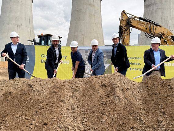 Vertreter von LEAG, Hyperstrong und Siemens setzen gemeinsam mit dem Boxberger Bürgermeister Hendryk Balko (3.v.r.) und MdB Florian Oest (2.v.r.) den ersten Spaten für die GigaBatterie400, Foto: LEAG