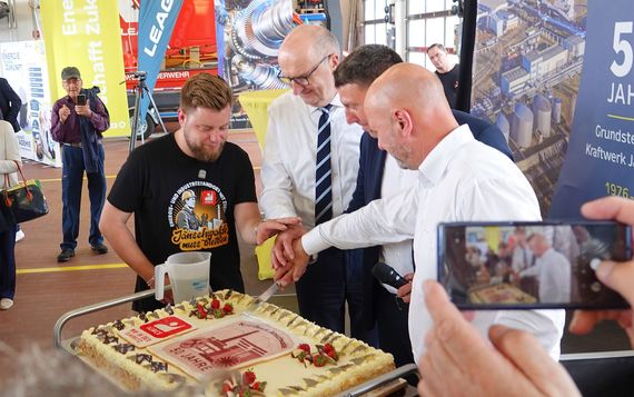 Torte zum Jubiläum: Nico Vassiliadis (IGBCE), Ministerpräsident Dr. Dietmar Woidke, LEAG-Kraftwerksleiter Jänschwalde Robert Brandt und LEAG-Personalvorstand Jörg Waniek (v.l.n.r.) schneiden gemeinsam die Torte an, Foto: LEAG
