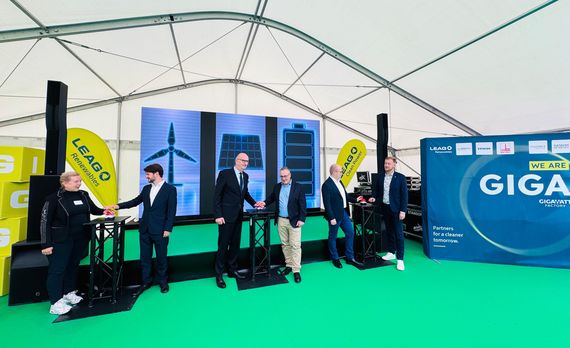 Dreifacher Startschuss für die GigawattFactory (v.l.n.r): die Forster Bürgermeisterin Simone Taubenek und Dominique Guillou (LEAG Renewables), MP Dietmar Woidke und LEAG-CEO Adi Roesch, Thomas Brandenburg (LEAG Clean Power) und Landrat Martin Heusler.
