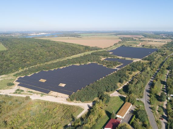 30.000 Solarmodule wurden auf der 14 Hektar großen Fläche des Solarparks Böhlen installiert. Rechnerisch können damit rund 6.000 Haushalte mit Strom versorgt werden, Foto: EPNE