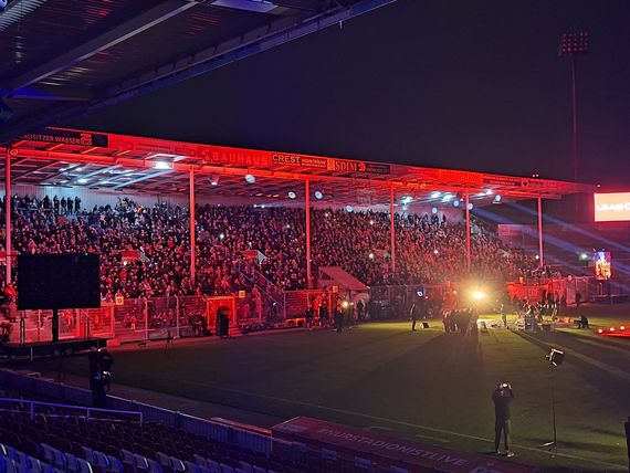 Spendenübergabe und neuer Stadionname krönen erstes Stadionsingen in Cottbus, Foto: LEAG