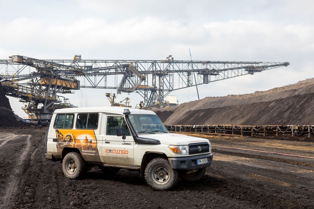 Jeep im Tagebau