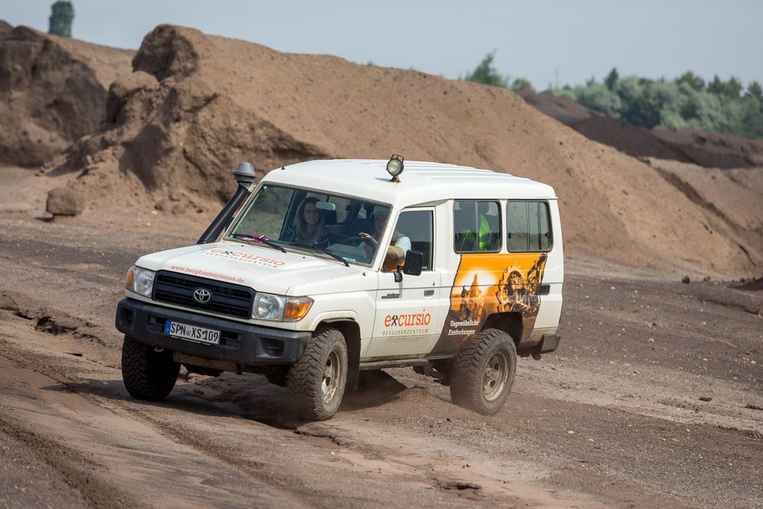 Jeep im Tagebau