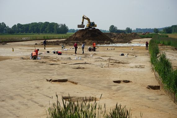 Auf der Trasse der neuen B112 an der Neiße wurden bronzezeitliche Siedlungen und Gräber großflächig ausgegraben, Foto: BLDAM