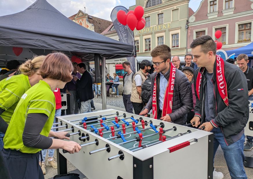 Kickerspieler beim Kickerturnier
